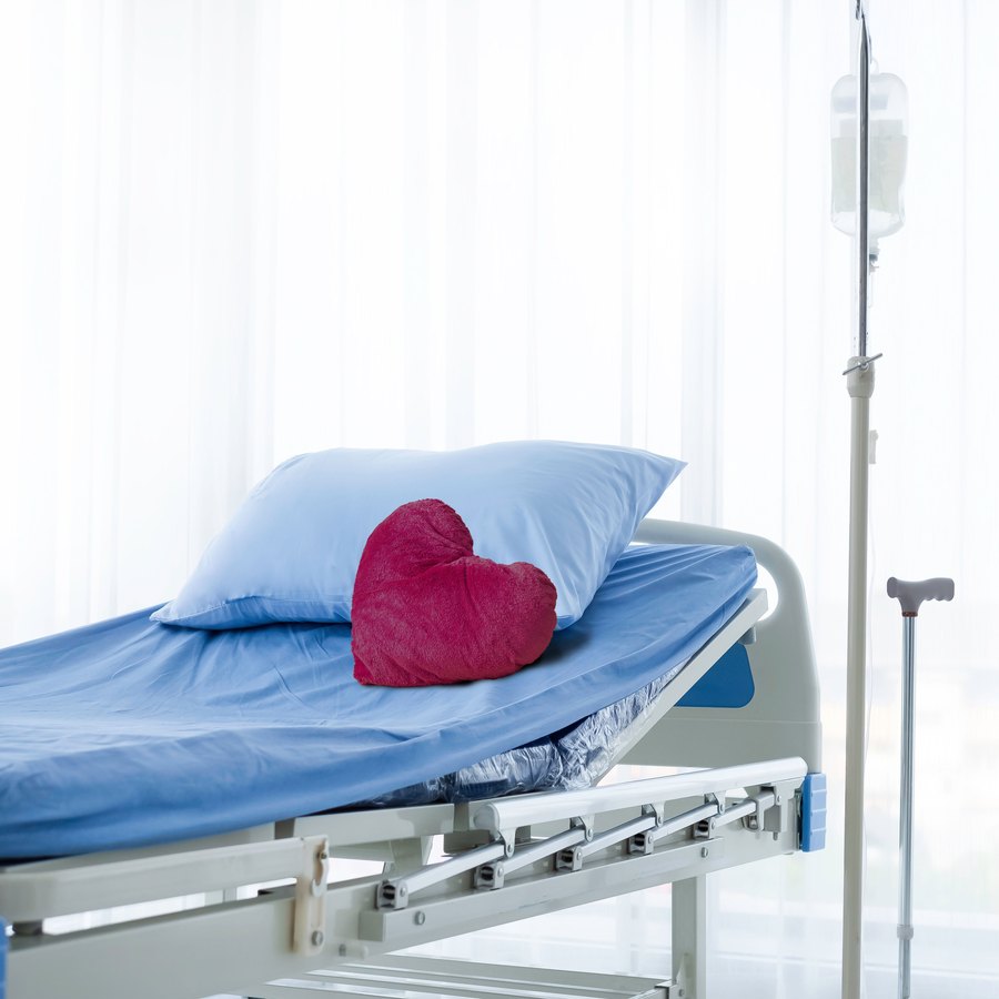 Höhenverstellbares Pflegebett mit Infusionsständer für die medizinische Versorgung