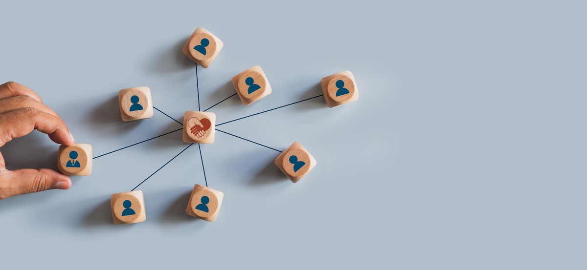 Netzwerk aus Holzwürfeln als Symbol für die Abstimmung aller Beteiligten